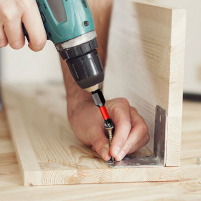 tournevis cruciforme pour fixer des equerres